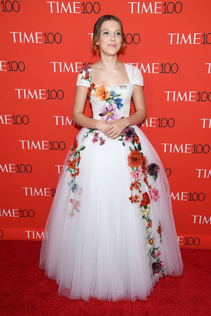 Millie Bobby Brown lució un vestido blanco que a todas nos encantaría usar en una noche especial