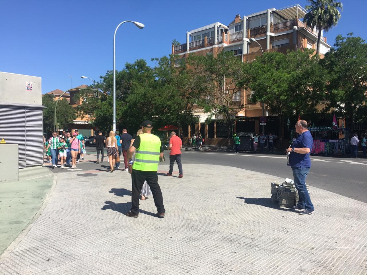 Las calles aledañas al estadio Benito Villamarín empezaron a sentir la alegría del último partido del equipo esta temporada en la Liga de España como local.