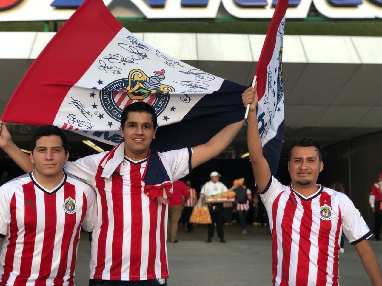 En los alrededores el estadio Akron la alegría y emoción la pusieron los aficionados de las Chivas que entusiasmados por un nuevo título de su equipo llegaron en gran número para ver la final de la Concacaf Liga de Campeones ante Torotno F.C.