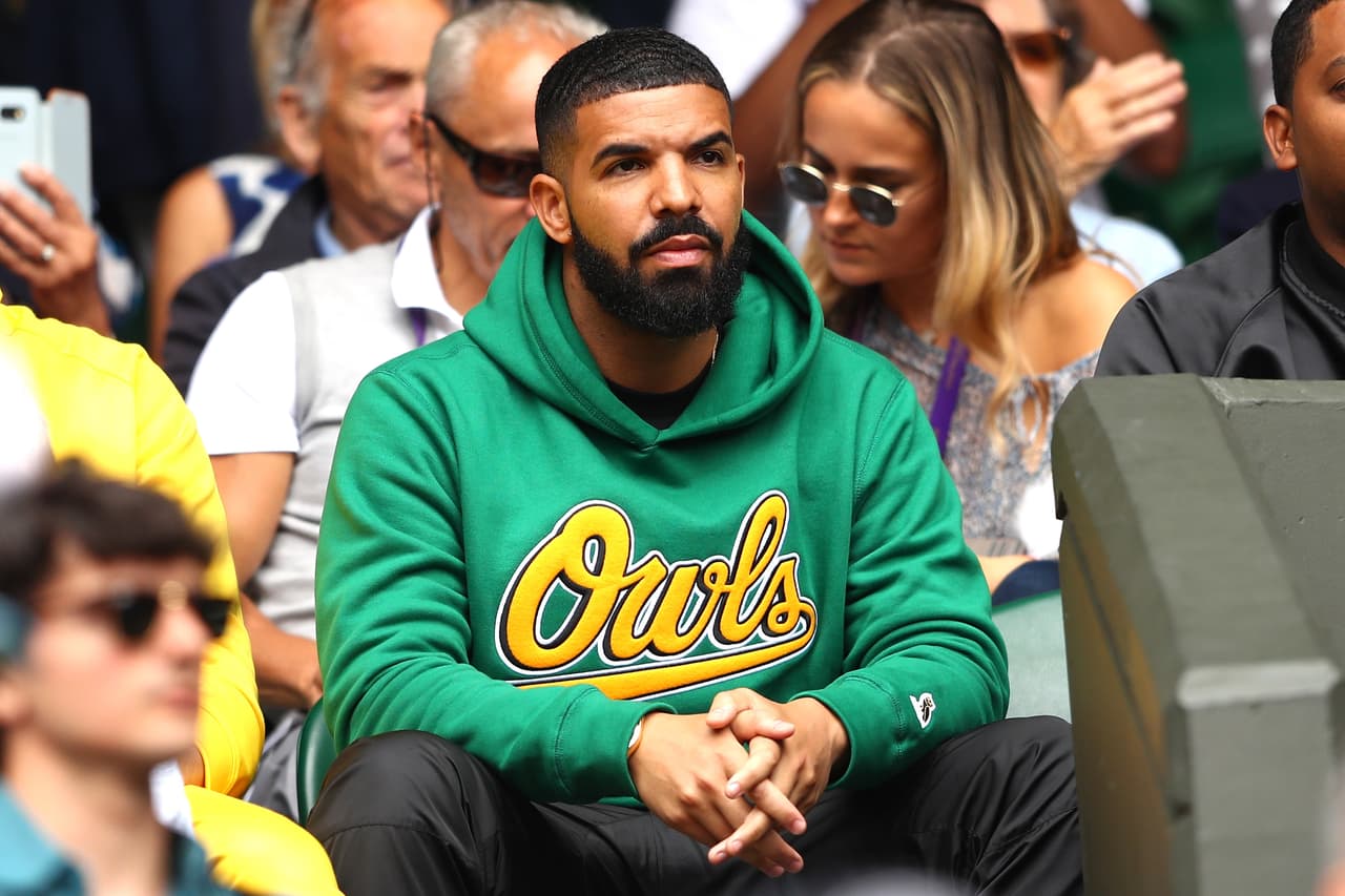 Con ropa mucho más casual, el rapero Drake también se hizo presente en Londres.