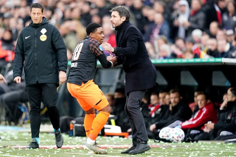 El PSV de Erick Gutiérrez cae ante el Feyenoord por triplete realizado por Steven Berghuis. El PSV sigue cuarto de la tabla, mientras que el Feyenoord le pisa los talones con el quinto lugar.