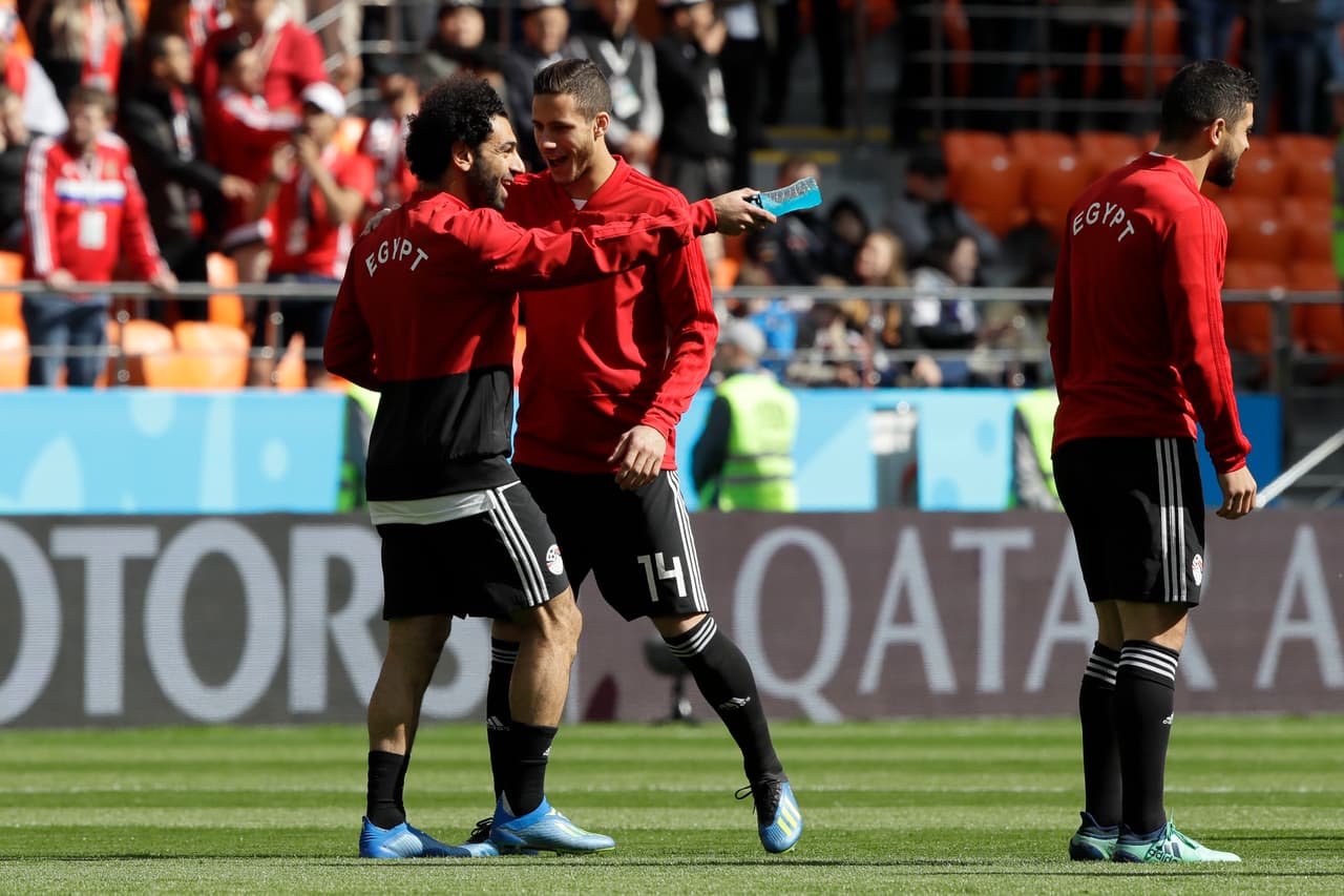 Salah y El Hadary esperan desde el banquillo ver los triunfos de Egipto, que tras 28 años de ausencia no cuenta con ellos de entrada.