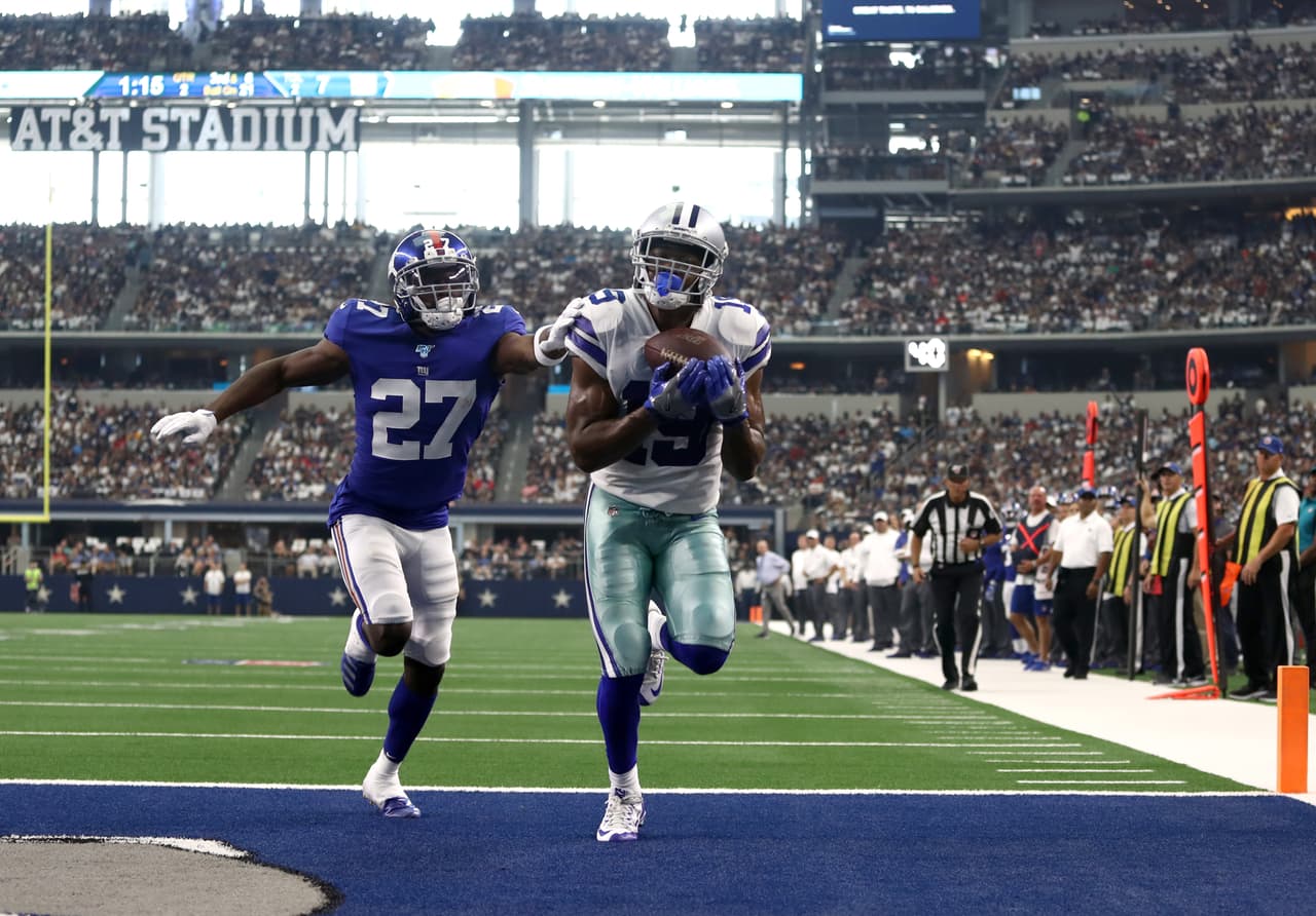 Cooper atrapó un envío de 21 yardas por parte de Prescott.