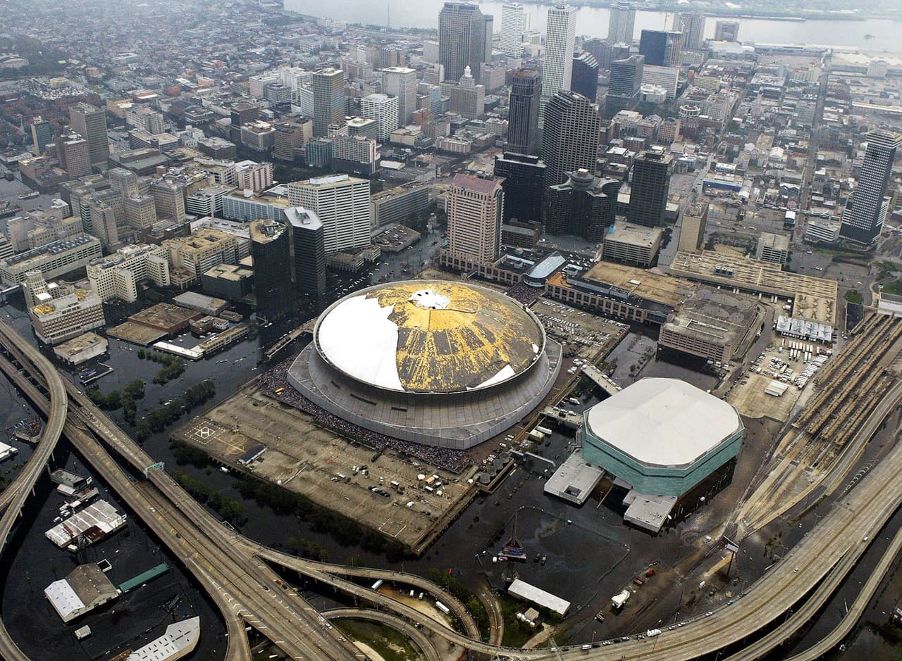 <b>Impacto</b>
<br>El Superdome de Louisiana, como era conocido el estadio de la ciudad, rodeado por las aguas de inundación del Huracán Katrina el jueves 1° de septiembre de 2005 en Nueva Orleans.