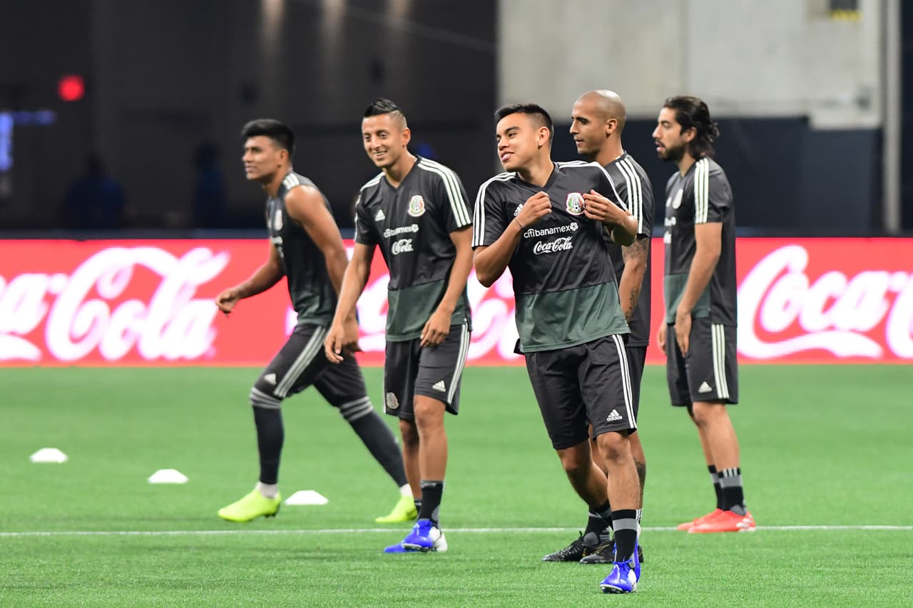 La Selección Mexicana de Fútbol se 'mojó los pies' en la fastuosa casa de los Atlanta Falcons y del Atlanta United, el Mercedes-Benz Stadium, donde jugará este miércoles ante su similar de Venezuela, un partido que sirve a ambos escuadrones de cara a sus compromisos del verano, como la Copa Oro y la Copa América, respectivamente. Así se entrenaron los jugadores del Tri bajo las órdenes de Gerardo 'Tata' Martino en Atlanta esta tarde de martes.