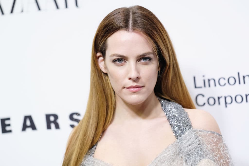 American Honey (2016) - Star, una chica adolescente, deja a su disfuncional familia para unirse a un equipo de venta de suscripciones de revistas, que recorre, vendiendo puerta a puerta, el mediooeste estadounidense.
<br>