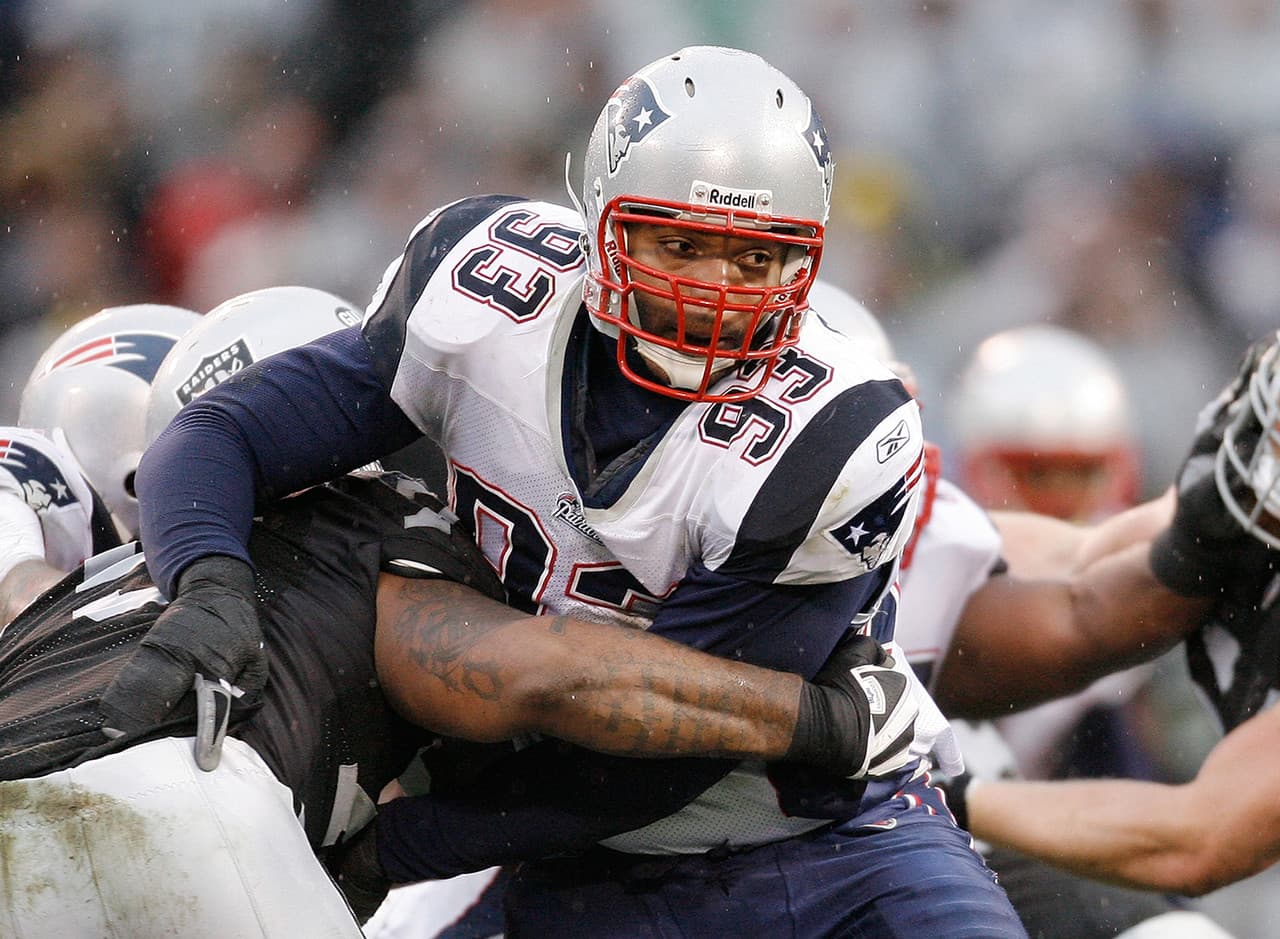 <b>Liniero defensivo: RICHARD SEYMOUR (Patriots, 2001-08)</b>
<br>Muchos de los jugadores en esta lista eran gemas ocultas, pero algunos fueron altamente promocionados desde el principio, como Seymour, la sexta selección general en el Draft 2001. En ocho temporadas con los Patriots, Seymour comenzó 108 juegos, ganando los honores de Pro Bowl en cinco temporadas consecutivas y tres veces al primer equipo All-Pro.