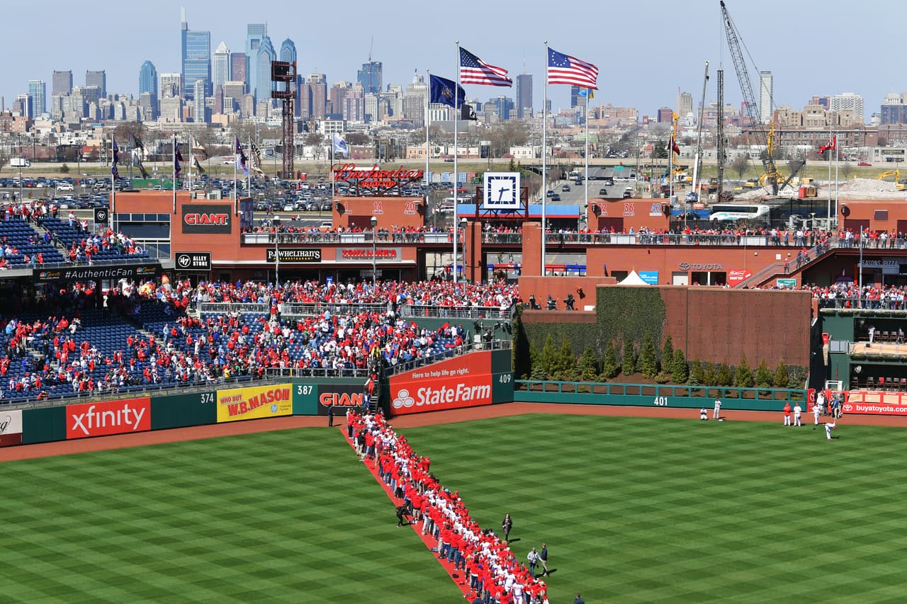 La fiesta en los partidos de comienzo de temporada de la MLB tuvo como ingrediente especial el colorido del que son elemento clave los protagonistas y los fanáticos en todos los escenarios.