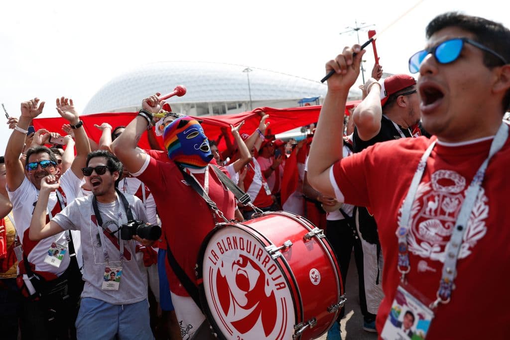 Los hinchas peruanos y australianos viven con emociones distintas su último duelo por el grupo C del Mundial, unos con la nostalgia de la despedida y los otros con la ilusión de aún llegar a octavos.
