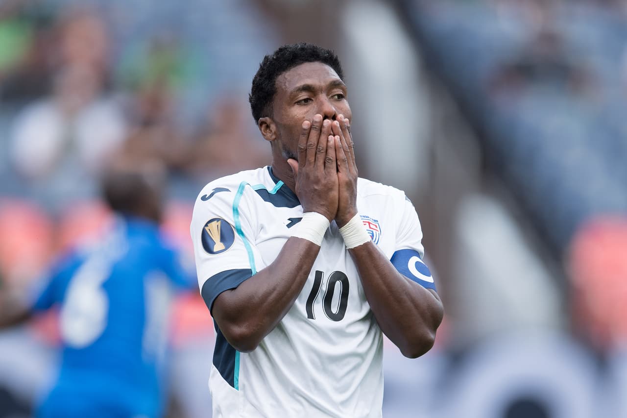 Antes del fin de la primera parte, Cuba tuvo una gran oportunidad de gol, Arichel Hernández se a perdió y lo lamentaría.