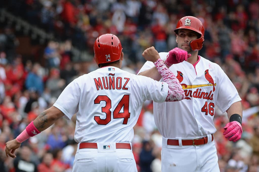 Con mensajes en el rostro, en los zapatos, con guenteletas, muñequeras, guantes, bates y detalles en las bases y otras señales, los peloteros en las Ligas Mayores celebraron el Día de las Madres tiñendo los diamantes de Major League Baseball de rosa.