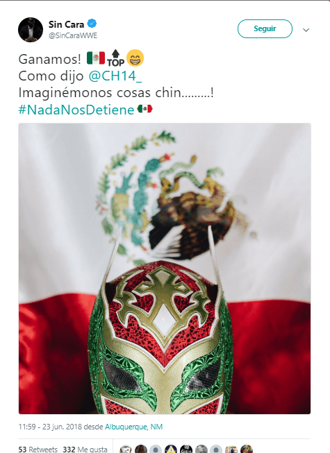 El luchador mexicano de la WWE Sin Cara, mostrando con orgullo los colores nacionales y su felicidad por el 2-1 de México a Corea del Sur.