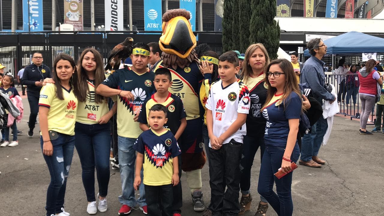 La alegría y el colorido fueron los invitados en la fiesta de los fanáticos de América y Santos por la Jornada 16 del Clausura 2019 en el estadio Azteca.