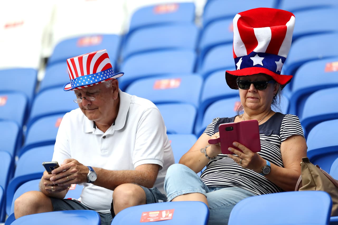 El Estadio de Lyon recibió este martes a los miles de fanáticos estadounidenses e ingleses que van a apoyar a sus equipos en la Semifinal del Mundial Femenino. La gran mayoría llegaron detrás del USWNT, que busca repetir la corona que logró en Canadá 2015.