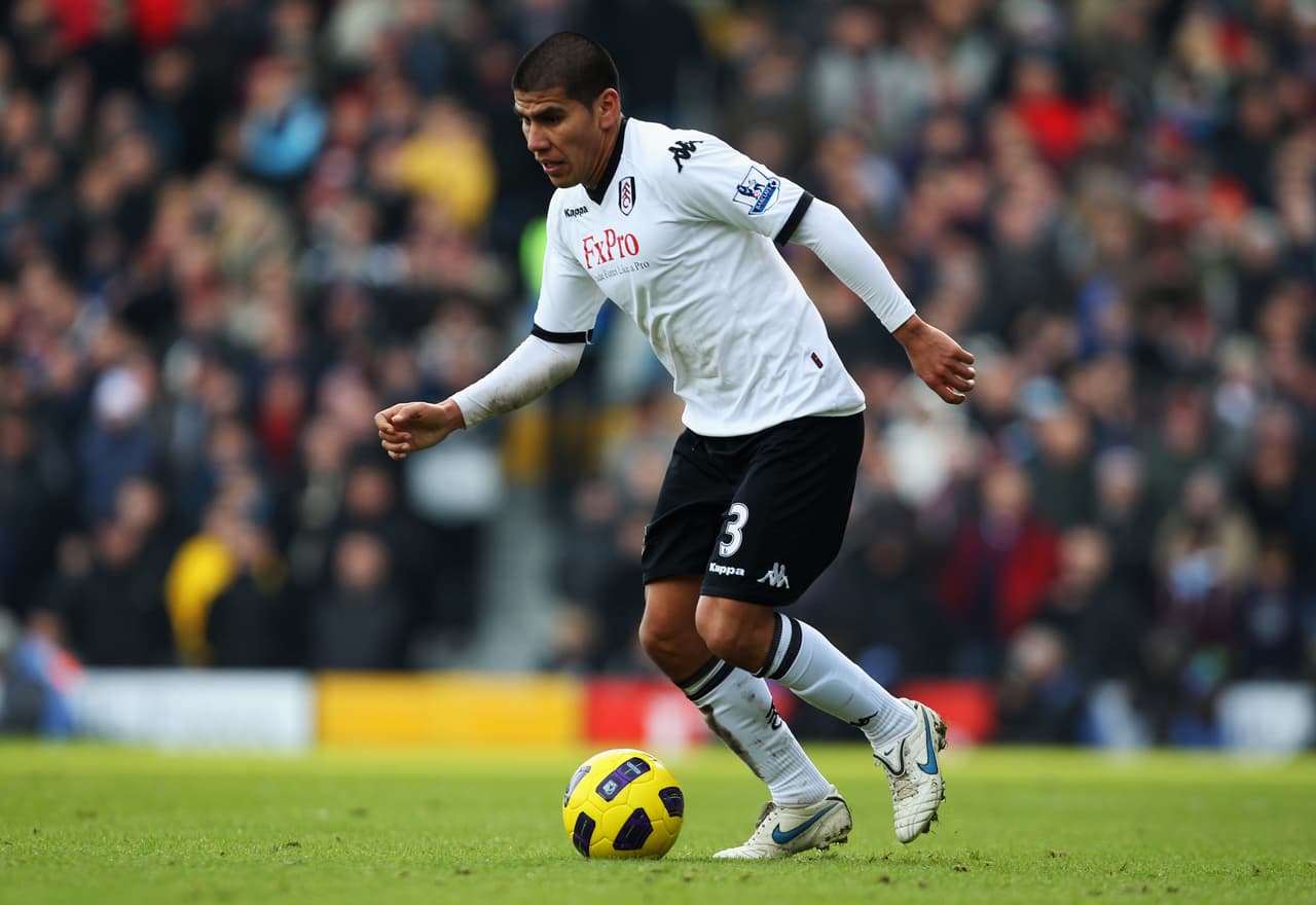 Carlos Salcido apenas tuvo una transferencia entre clubes europeos cuando el Fulham pagó 2 millones de euros en 2010 para firmarlo desde el PSV.