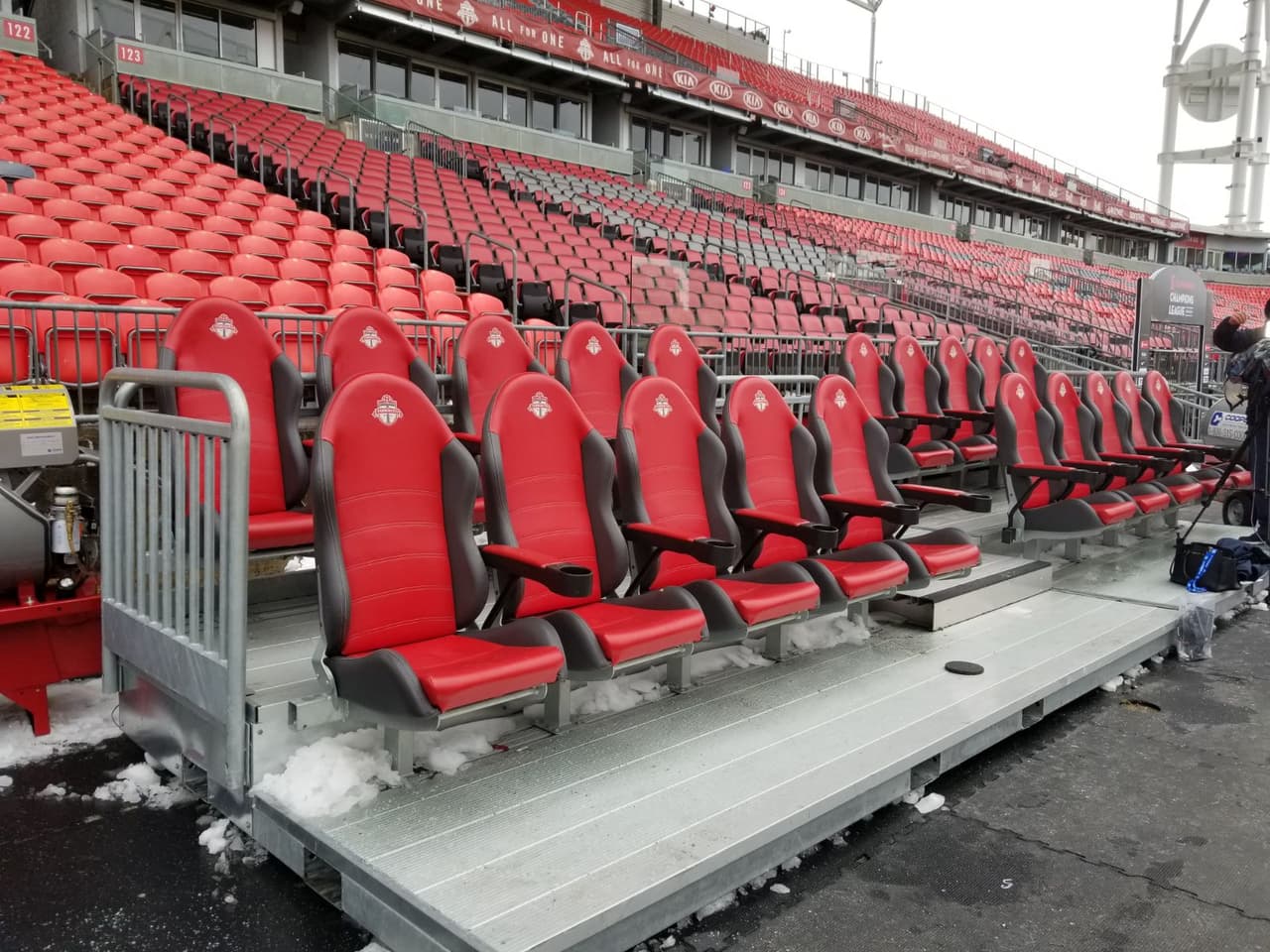 Las condiciones del terreno son aceptables para el juego de ida entre Toronto FC y Chivas de Guadalajara, en medio de un clima frío que sin duda cuenta como factor en el escenario.