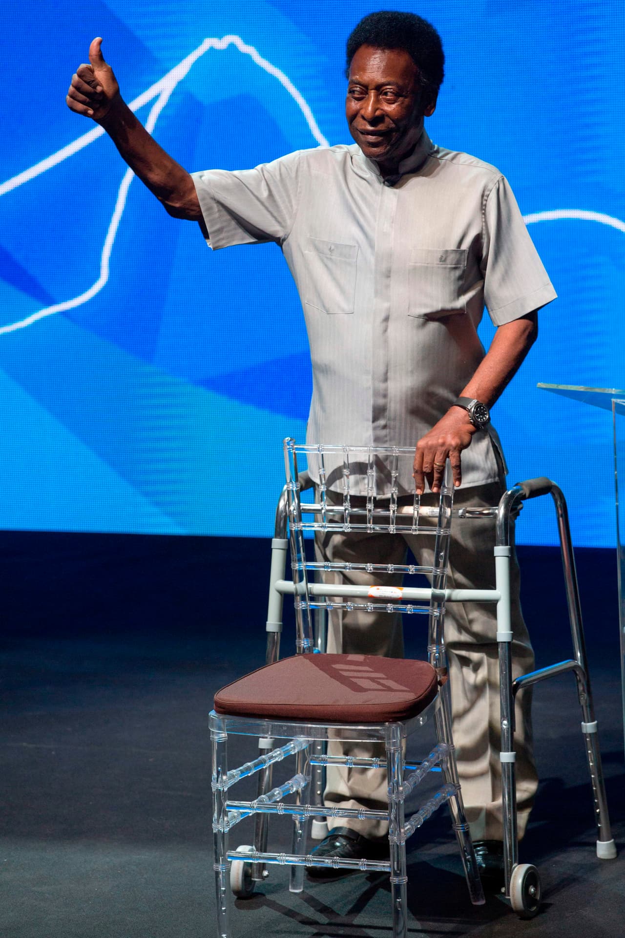 "Estoy bien. Quiero agradecer en primer lugar a Dios", afirmó el jugador que es considerado el mejor futbolista en la historia de Brasil y para algunos de la historia.