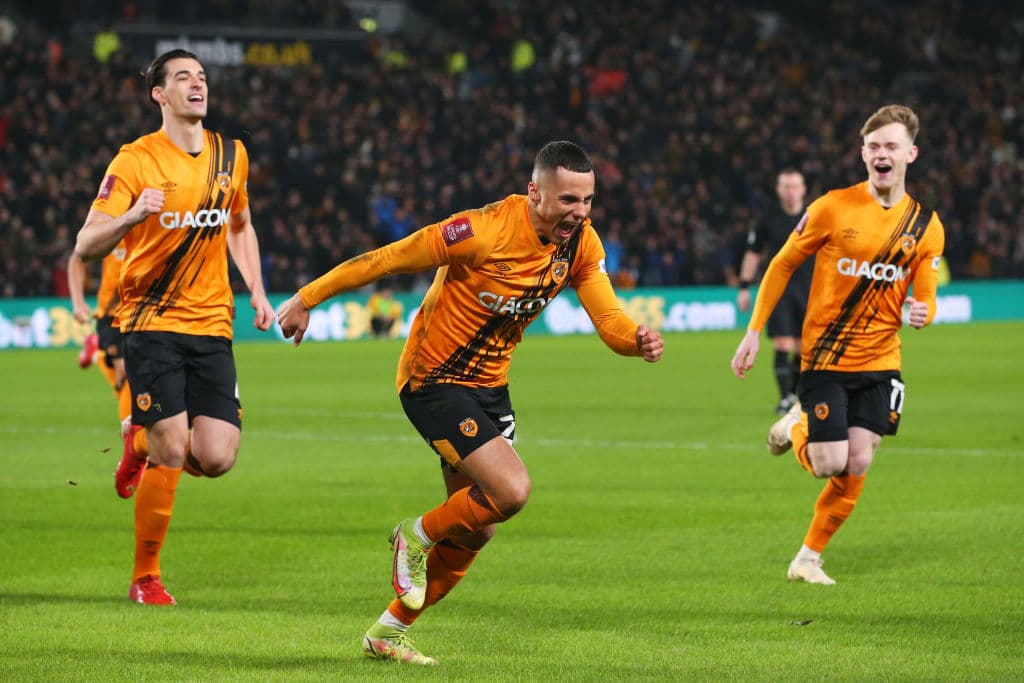 Chelsea golea fácilmente 5-1 al Chestefield, Everton consigue su pase en lso tiempos extras tras vencer 2-3 al Hull City, Leicester pasa por encima 4-1 sobre el Watford y el Newcastle da la sorpresa al caer eliminado 0-1 en su duelo frente al Cambridge United.