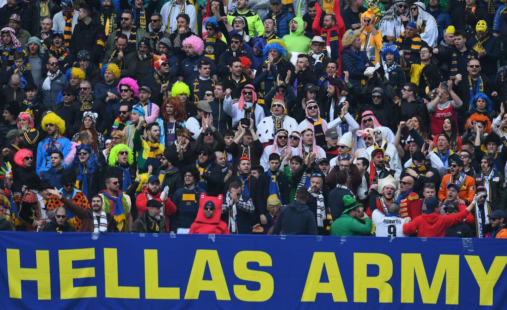 Pelucas, banderas, gorros, disfraces, pancartas, cantos, aliento, diversión, alegría y mucha pasión pusieron los hinchas del Verona que, sin duda, se llevaron el partido en las gradas.