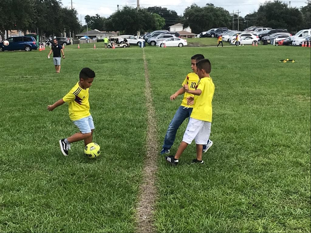 Por su parte, los colombianos vivieron la jornada en familia y los más pequeños reflejaron su amor por su selección a través del propio fútbol.