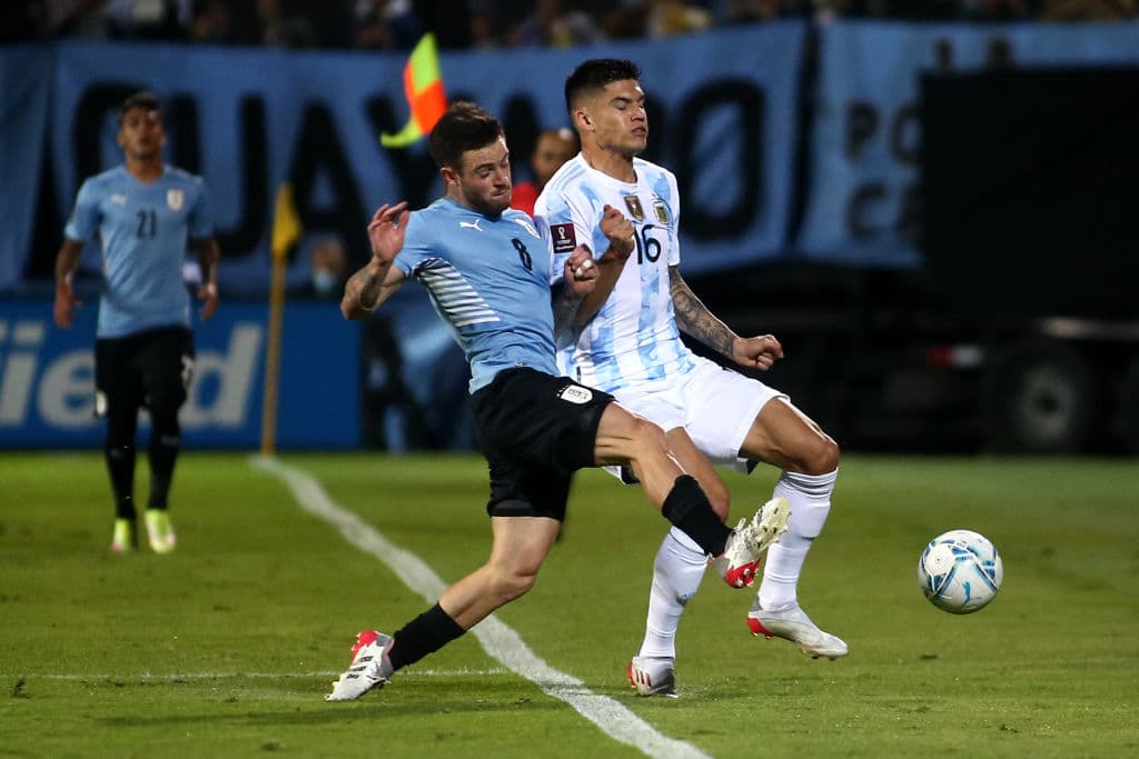 Con la ayuda de Paulo Dybala, Ángel Di María anota el único tanto del encuentro y le da la victoria 0-1 a Argentina sobre Uruguay.