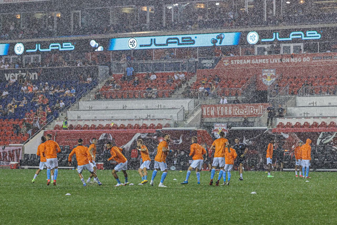 Los equipos calentaron sobre un terreno de juego encharcado en el Red Bull Arena.
<br>