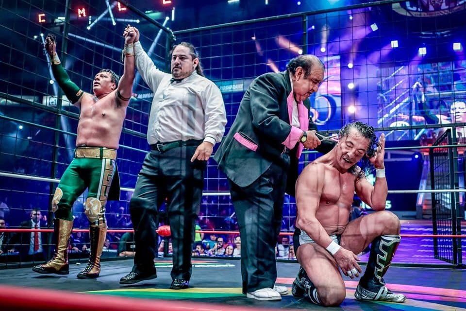 Último Guerrero rapó al Negro Casas.