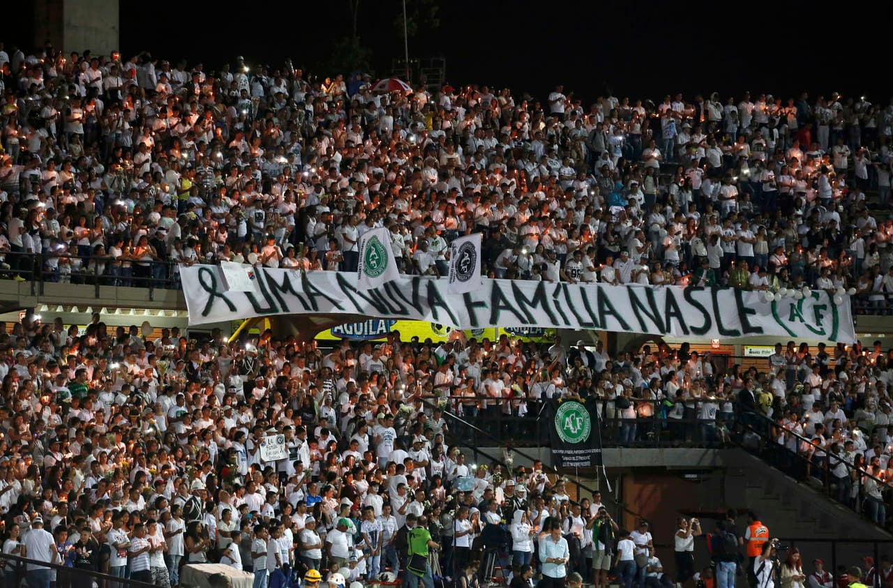El acto fue a la misma hora a la que estaba previsto el partido de ida de la final de la Copa Sudamericana entre el Chapecoense y el Atlético Nacional en Medellín.