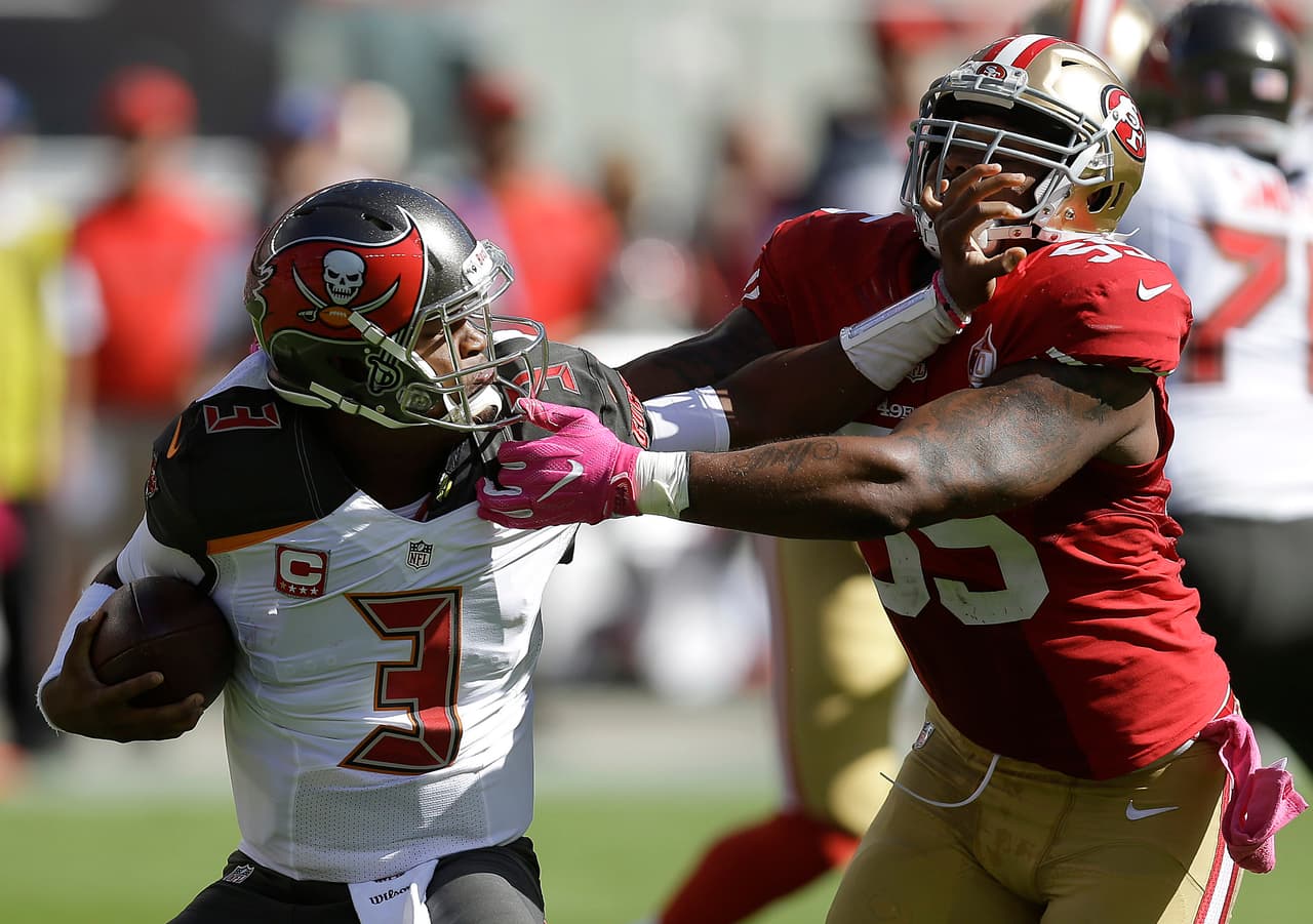 Jameis Winston tratándose de quitar el tackleo de San Francisco.