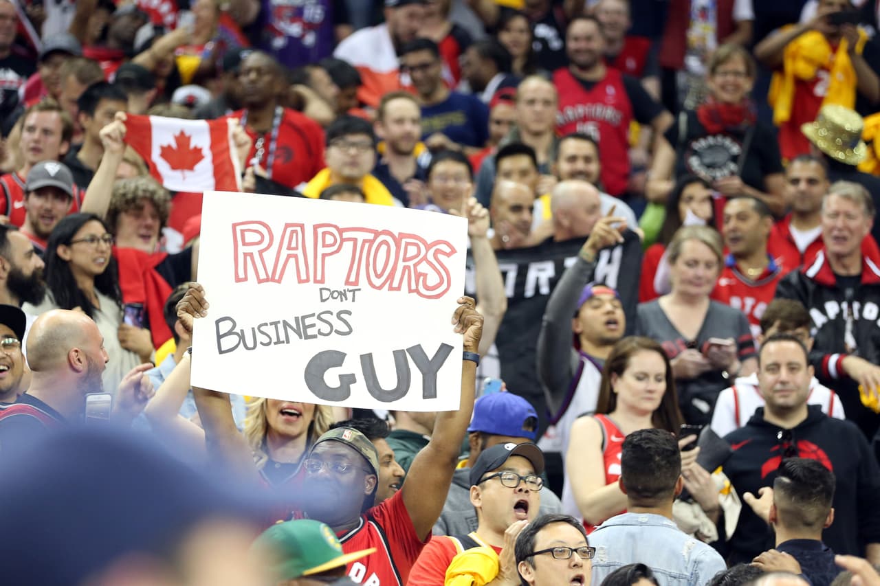 Después del Juego 4 en la Final de la NBA, los fanáticos de los Toronto Raptors estallaron en júbilo en el Oracle Arena al ver que su equipo, comandado por Kawhi Leonard (36 puntos), se puso 3-1 arriba de los Golden State Warriors y acaricia el título.