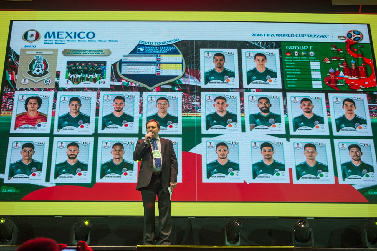 La fiebre del álbum del Mundial Panini tuvo su lanzamiento en México con la presencia de varias figuras históricas del 'Tri' y de personajes como la Parka y la mascota del Panini para darle colorido.