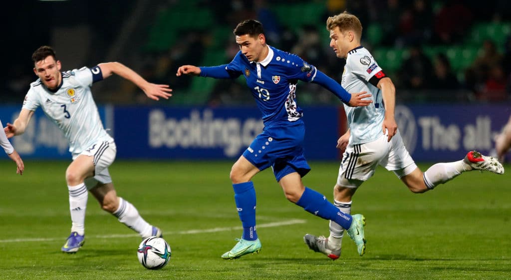 Escocia logró vencer 0-2 en su visita a Moldavia, Austria vence fácilmente a Israekl con un marcador de 4-2 y Dinamarca le pega fácilmente 3-1 a Isalas Feroe.