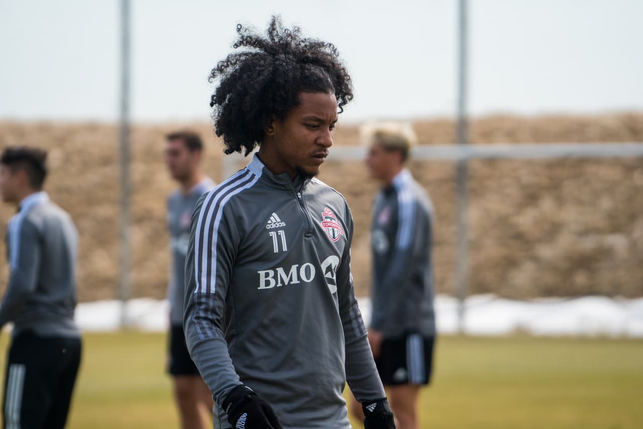 Jayden Nelson se prepara para el encuentro del sábado por la tarde.