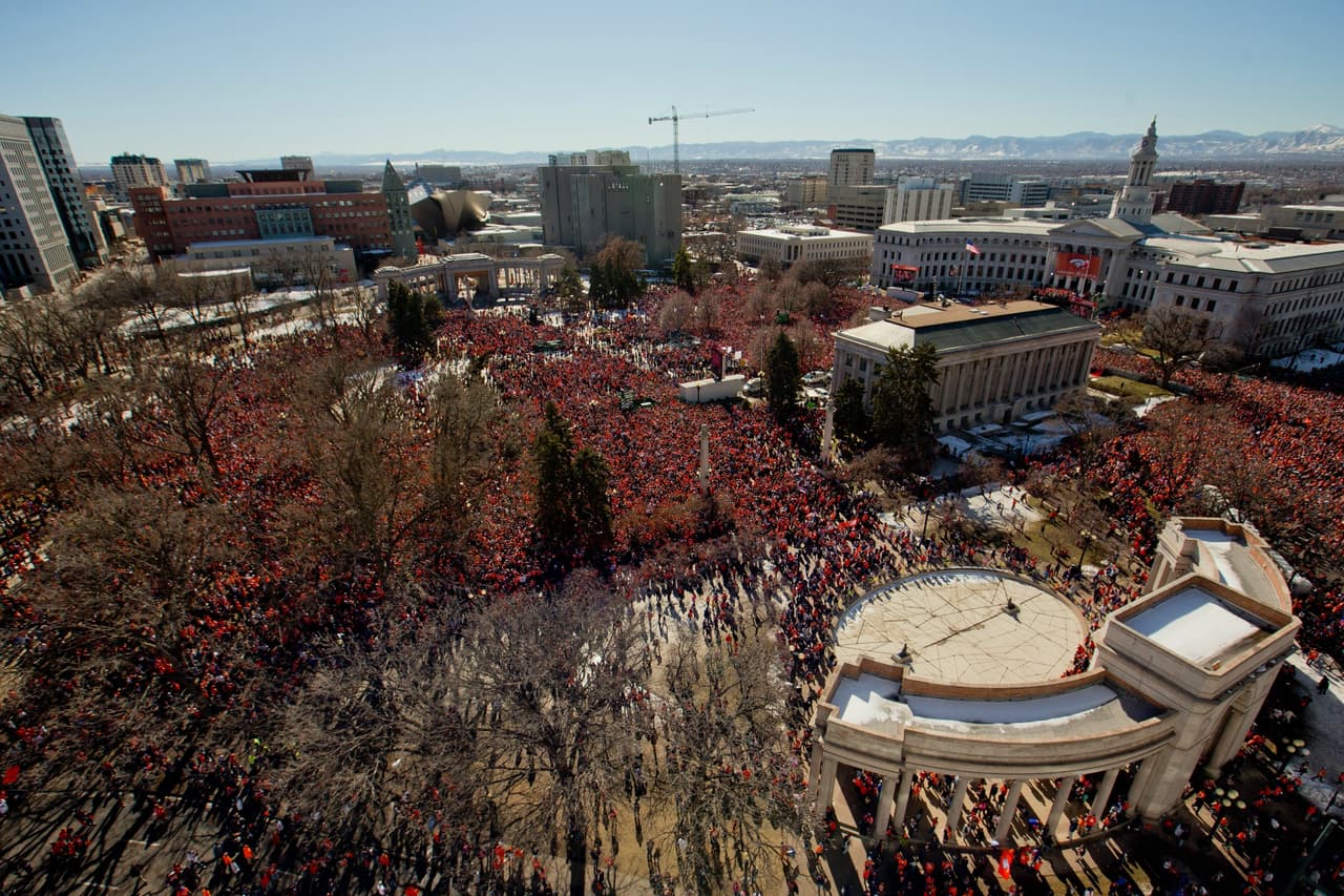 La ciudad de Denver festejó a sus Broncos por el triunfo logrado en el Super Bowl 50. Miles de fans se dieron cita en las calles para ver a sus héroes desfilar por las principales calles de la ciudad.