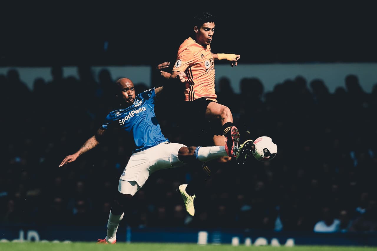 Buscando posesión del esférico.