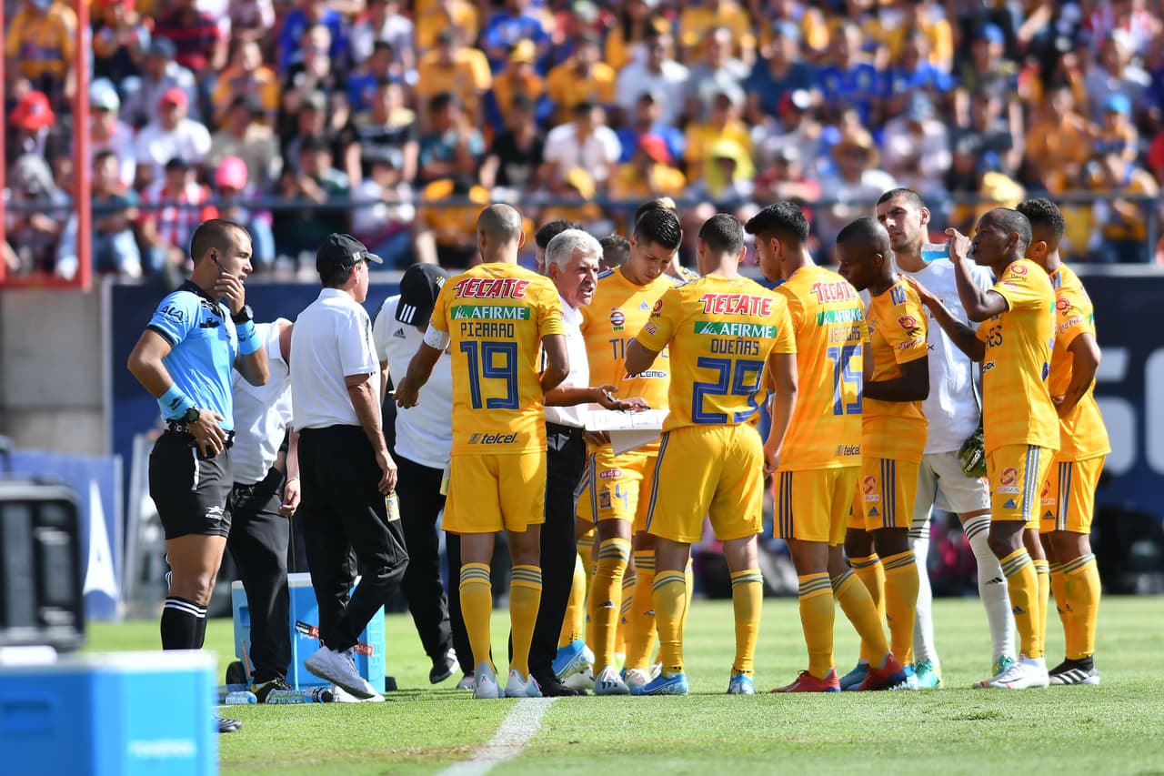 Producto de las altas temperaturas en San Luis Potosí, el ábitro otorgó unos minutos para que los 22 jugadores se rehidrataran.
