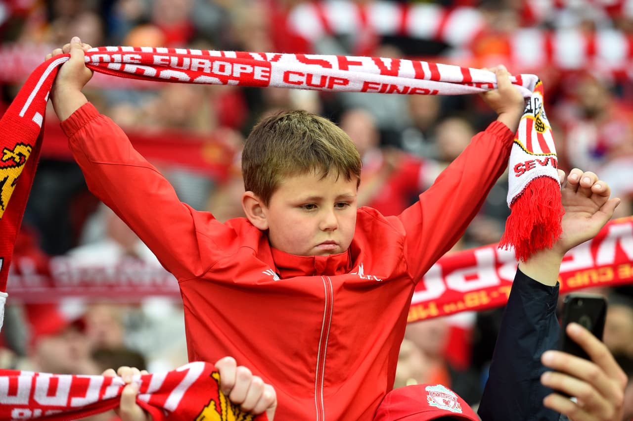 La legendaria frase "You Will Never Walk Alone" apareció en las gradas para apoyar al Liverpool.