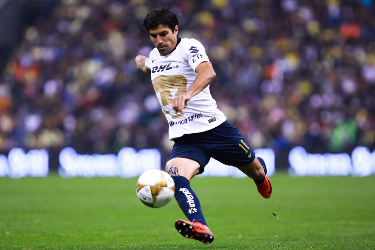 En una medida desesperada de David Patiño, técnico de Pumas, metió al campo a Gustavo Alustiza a los 51 minutos.