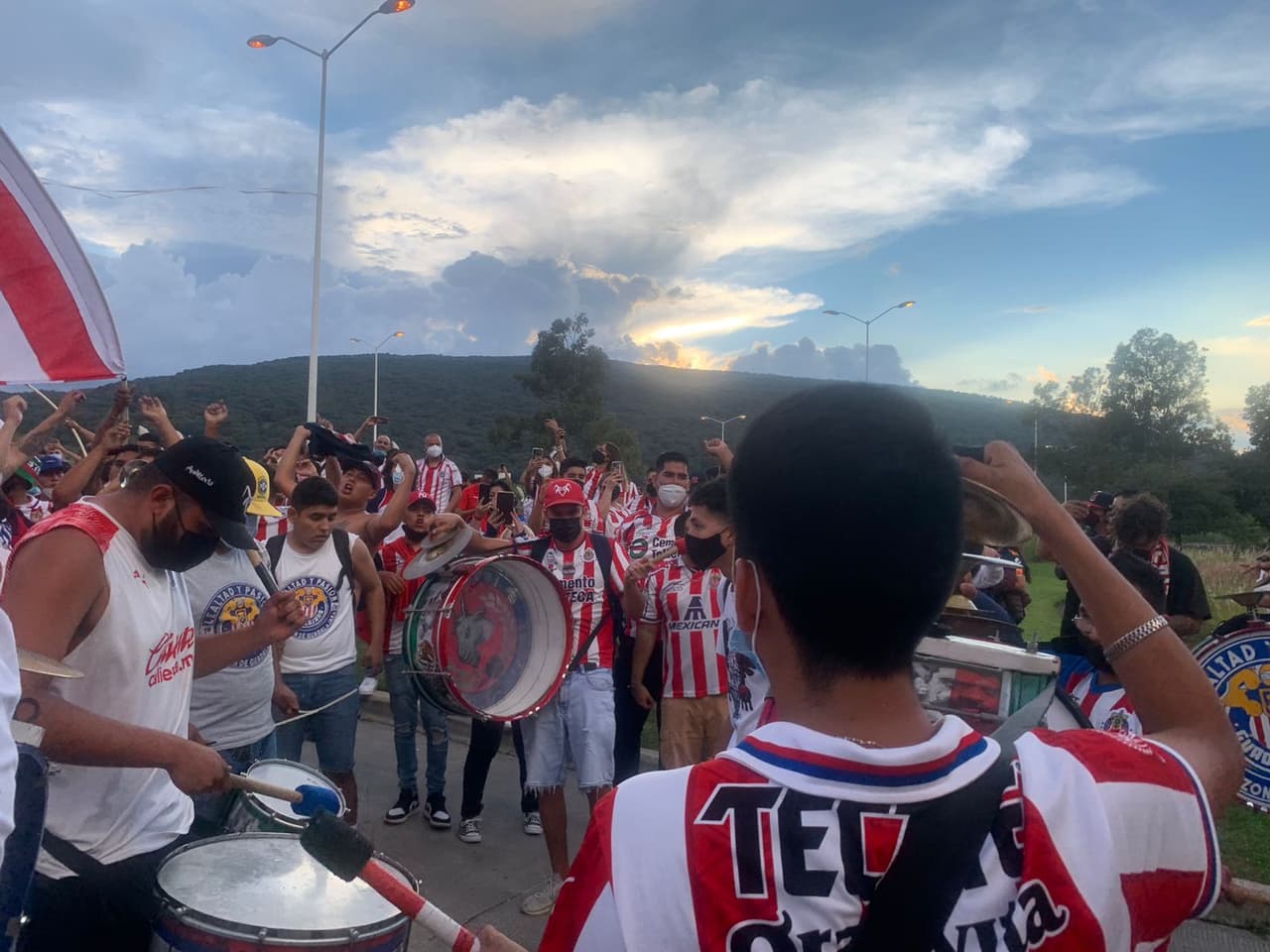 Los fanáticos de Chivas se encargaron de poner el ambiente y el color a las afueras del estadio Akron previo al Clásico Tapatío ante los Zorros del Atlas.
