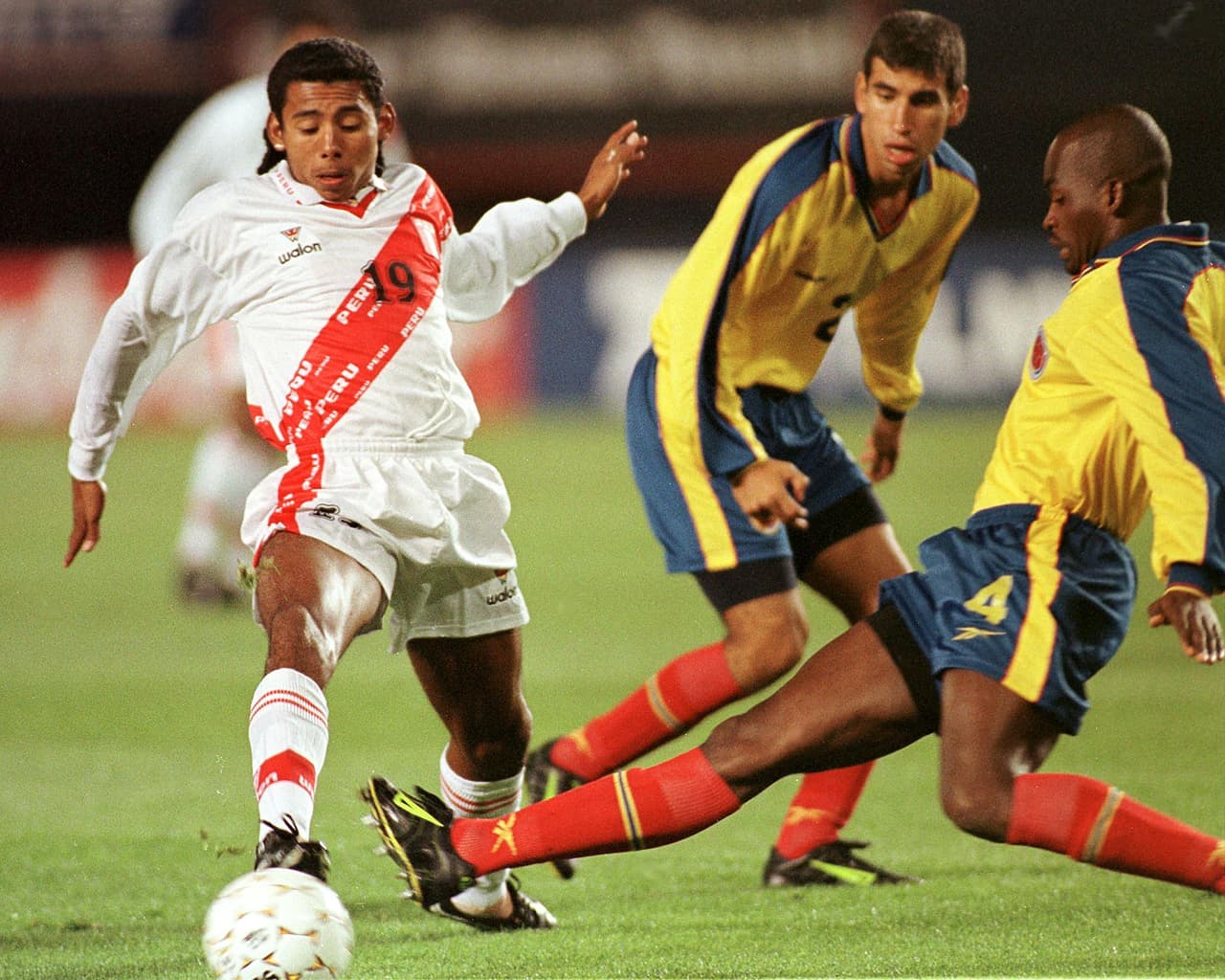 En la Copa Oro del 2000 hubo tres invitados, el segundo fue Perú que fue eliminado en Semifinales por Colombia con marcador de 2-1.