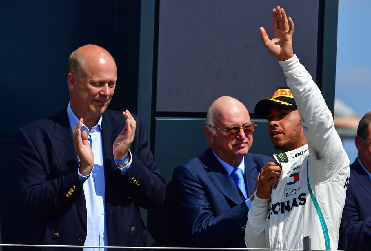 Con un notorio disgusto por su incidente de comienzo de carrera con Kimmi Raikkonen, llegó al podio el piloto británico de Mercedes Lewis Hamilton, segundo en la carrera.