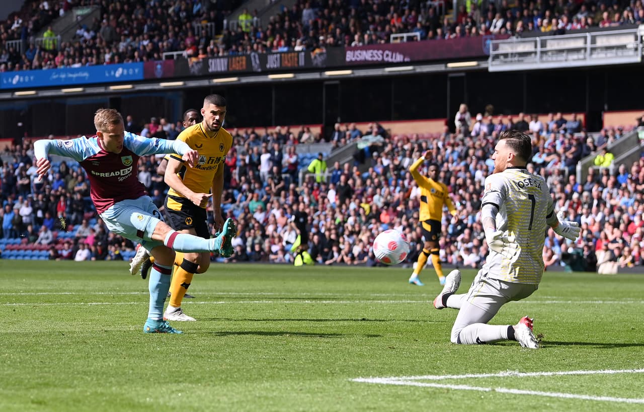 El delantero checo Matěj Vydra marcó la solitaria anotación con la que el Burnley derrotó a los Wolves.