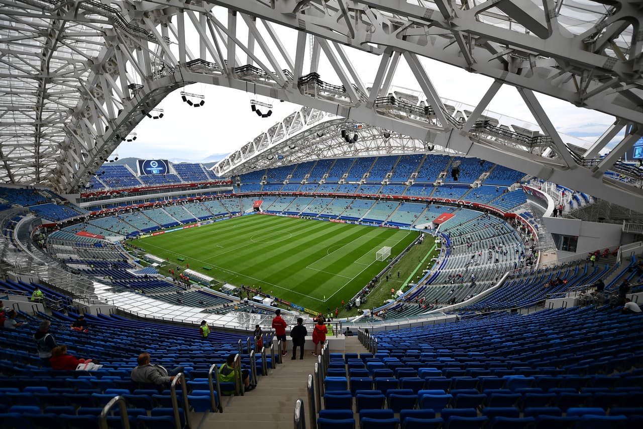 El estadio de Sochi también es conocido como la concha por su forma exterior. El escenario se fue llenando lentamente.