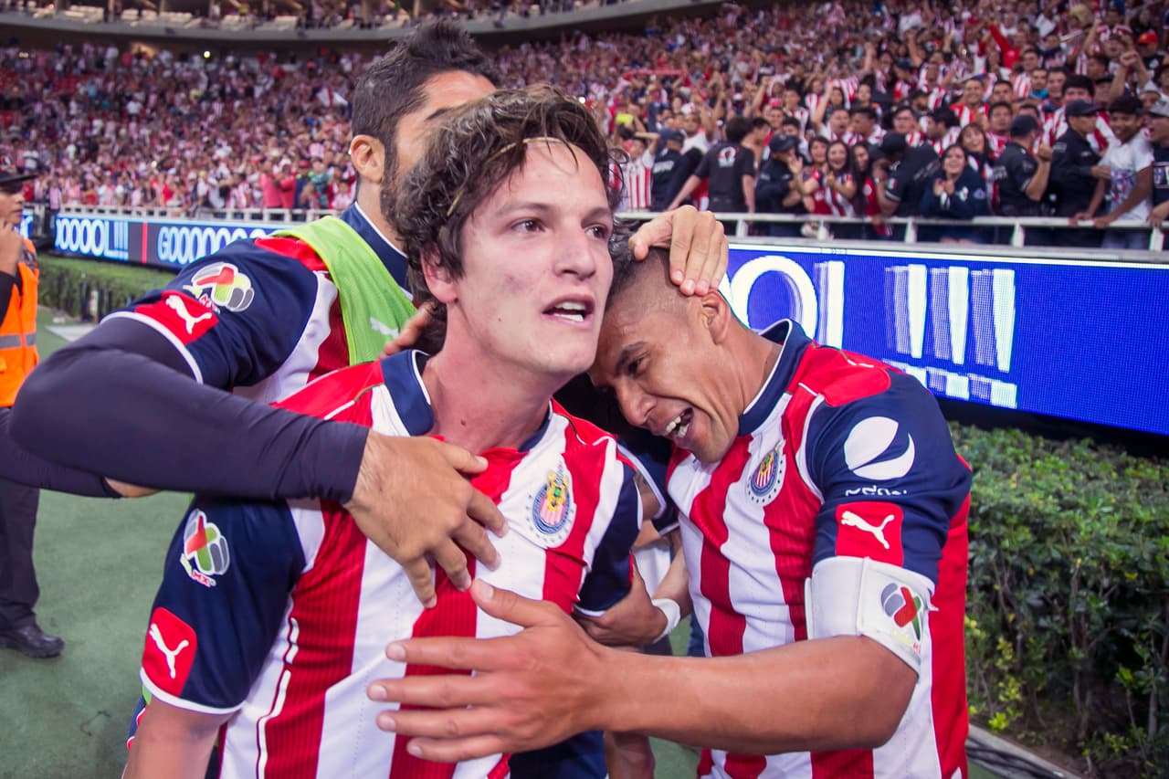 El portero rival soltó el balón sin darse cuenta que Fierro estaba detrás suyo. Un error infantil que le costó el partido a la Franja.