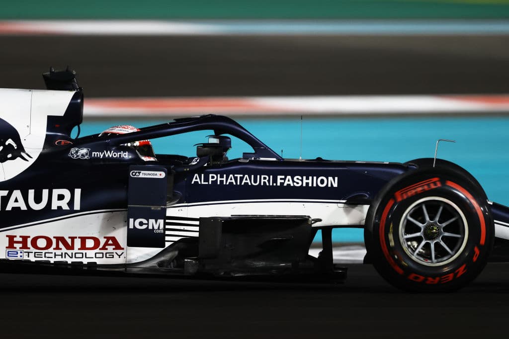 Luego de que en la Práctica Libre 1 Max Verstappen pudo superar a Lewis Hamilton, el piloto británico tuvo su revancha en la segunda sesión y con un tiempo de 1:23.691 fue amplio dominador. Por su parte el mexicano Sergio Pérezterminó en la quinta posición aunque tuvo que venir de atrás pues se ubicó en la posición 14 on el compuesto medio y su rendimento no fue el esperado.