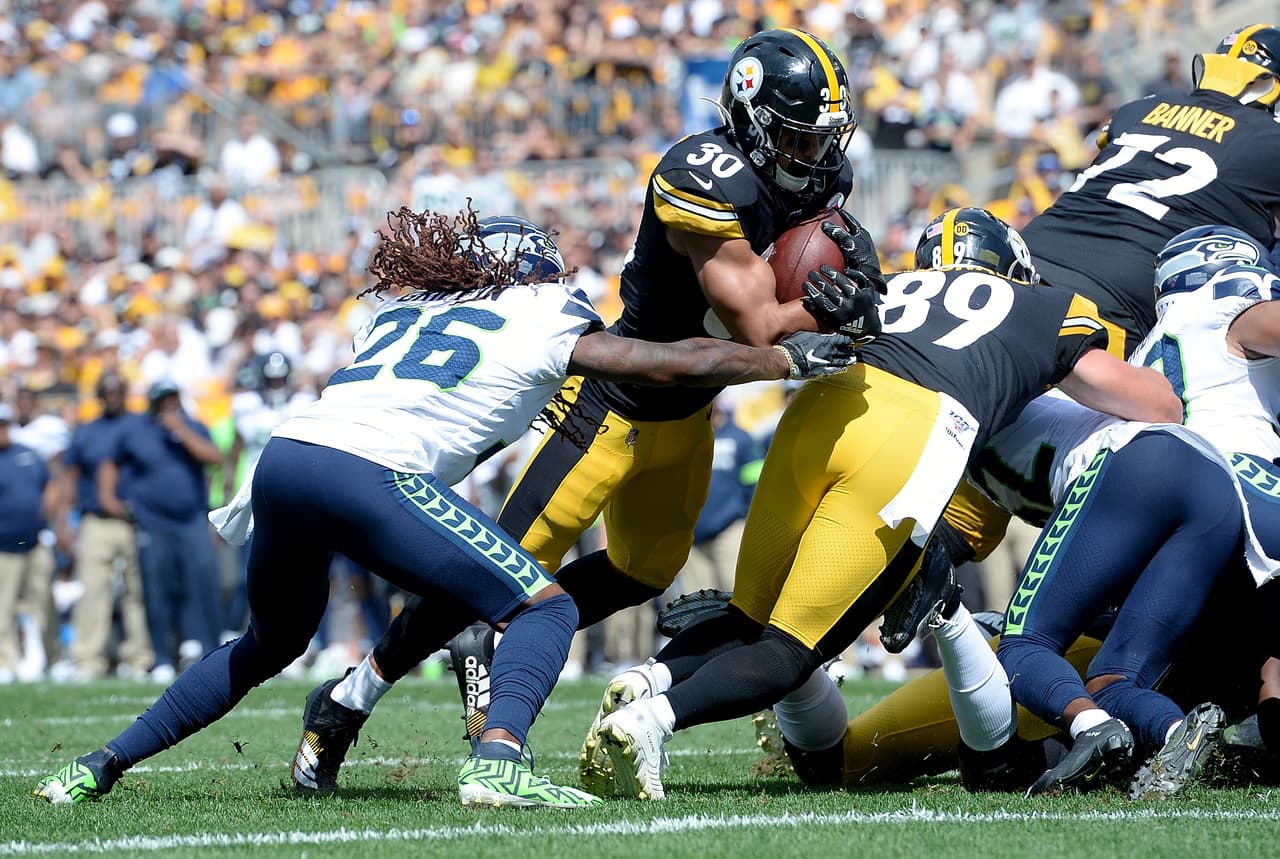 James Conner #30 de Pittsburgh Steelers se lanza para anotación.