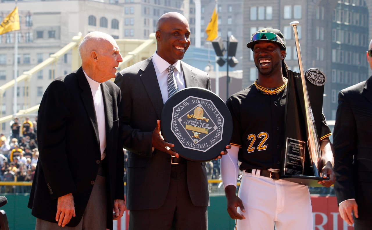 En 2013 regresó a Pittsburgh, donde recibió un pequeño homenaje. En la foto posando con Andrew McCutchen en el día inaugural de esa temporada.