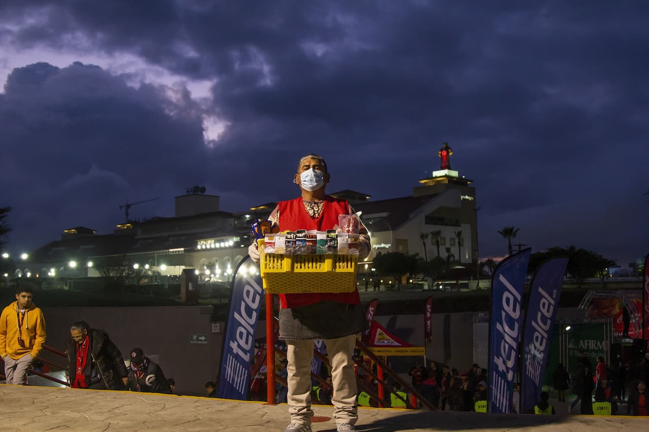 Los asistentes a los estadios toman precauciones ante la inminente propagación del virus.