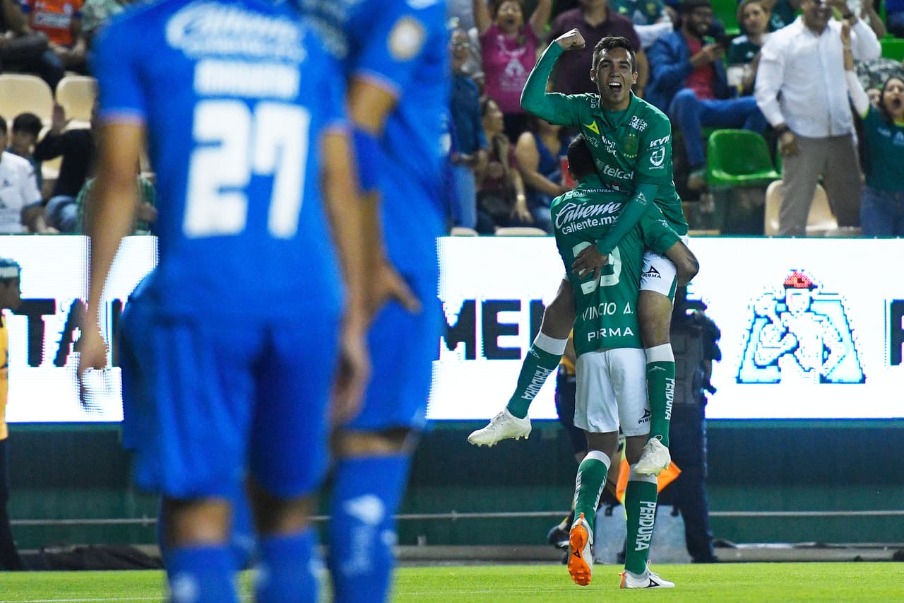 Así festejaba el equipo del León al ponerse adelante 1-0 en el marcador con una jugada donde la suerte le sonrió a los del Bajío.