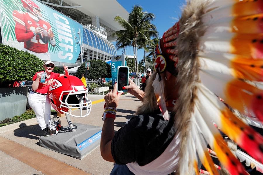 Así se vive el color en el Hard Rock Stadium de Florida previo al partido entre San Francisco 49ers y Kansas City Chiefs.